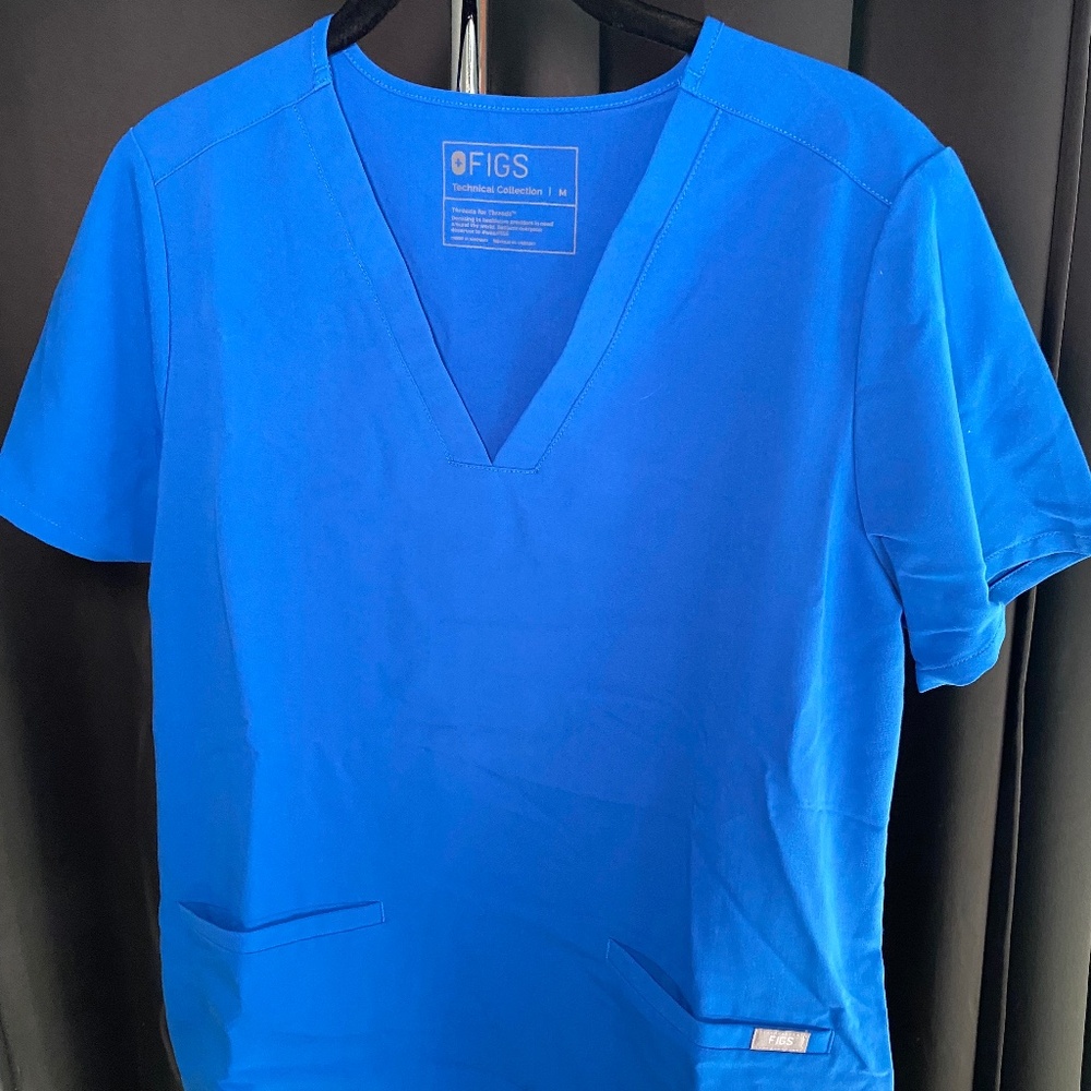 Casma 3 Pocket Scrub Top
